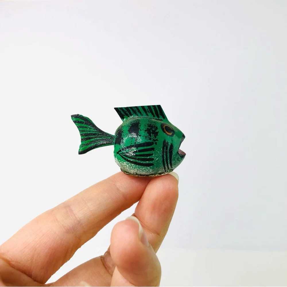Green Wooden Fish Folk Art Figurine Trembling Tail Hand Painted Miniature - Picture 3 of 7